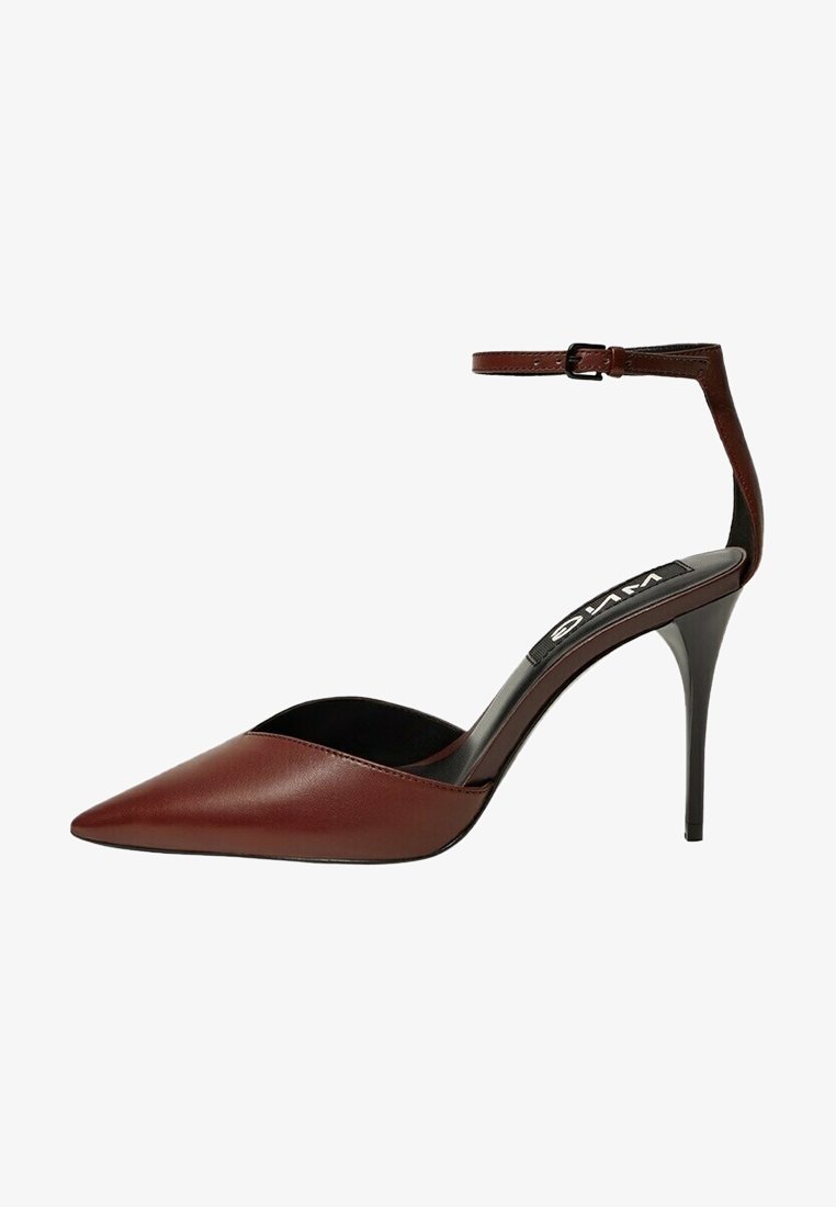 Chaussure à talon haut en cuir marron avec un bout pointu, une bride à la cheville, un design épuré et une semelle noire brillante. Présente un marquage minimaliste sur la semelle intérieure.