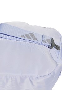 Svijetloplava tkanina ruksaka sa glatkom teksturom, sa sivim podesivim remenom i plastičnim detaljem na vrhu.