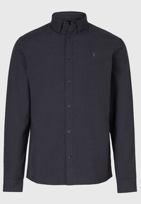 Tmavě modrá košile s dlouhým rukávem a límečkem, s malým vyšitým logem na levé straně hrudi a hladkou bavlněnou texturou.