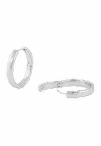 Silverfärgade hoop örhängen med en vågig design, som har en polerad yta och en säker låsning, vilket framhäver en texturerad yta.