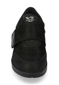 Scarpa ortopedica nera con cinturino anteriore largo e superficie testurizzata, progettata per comfort e supporto, con logo "Valleverde" all'interno.