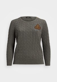 Suéter gris de punto con patrón de trenzas, puños y dobladillo acanalados, cuello redondo y detalles con botones dorados en el hombro con un logo bordado.