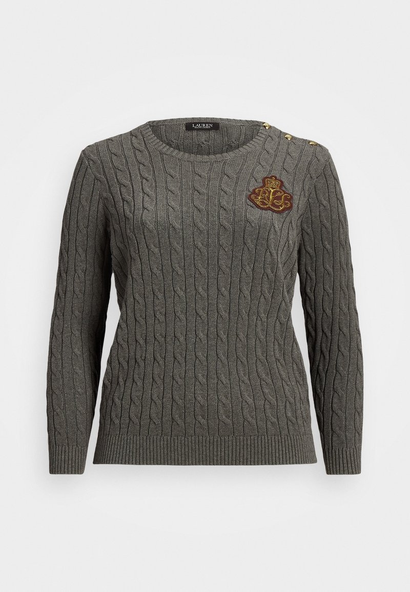 Grå stickad tröja med kabelmönster, ribbade ärmmuddar och nederkant, rund halsringning och guldknappdetaljer på axlarna med en broderad logotyp.