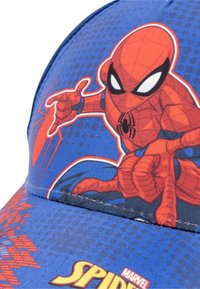 Cappellino blu con una grafica rossa di Spider-Man. Tessuto liscio, cuciture dettagliate e un logo audace. Texture notevole con un motivo a puntini.