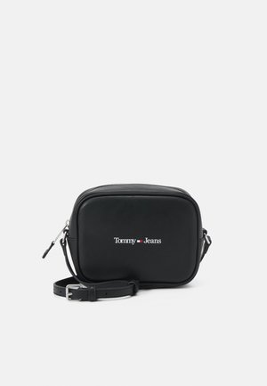 Sort rektangulær læder crossbody-taske med justerbar rem og "Tommy Jeans" logo i hvid, rød og blå på fronten.
