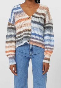 Pestrý pletený cardigan s vertikálními pruhy v oranžové, modré, šedé a bílé barvě, s výstřihem do V a třemi knoflíky vpředu.