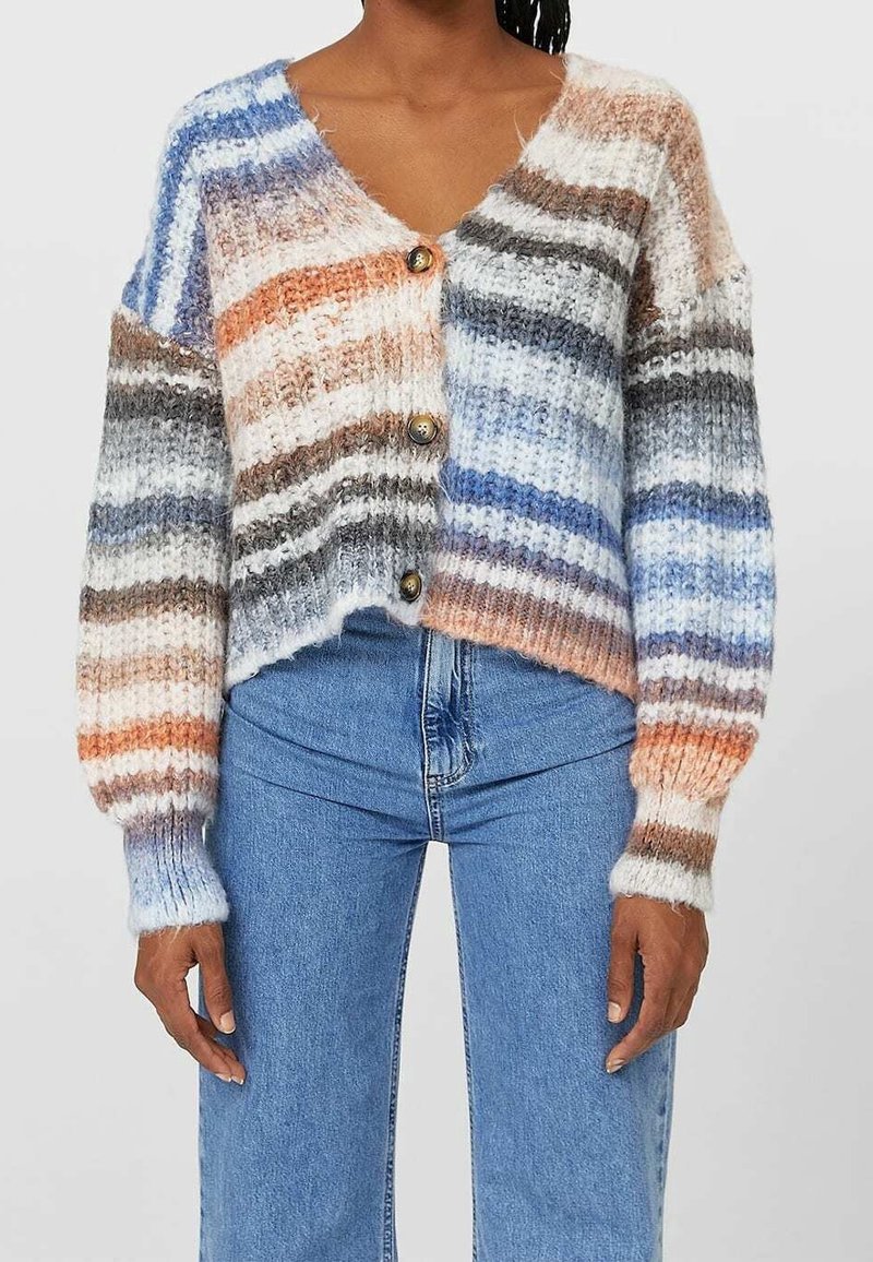 Pestrý pletený cardigan s vertikálními pruhy v oranžové, modré, šedé a bílé barvě, s výstřihem do V a třemi knoflíky vpředu.