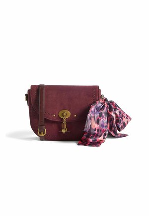 Burgunderrotes Wildleder-Umhängetasche mit Klappe, goldenen Beschlägen und einem dekorativen, rosa-lila gemusterten Schal, der an der Seite befestigt ist.
