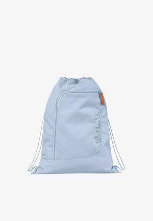 Zaino azzurro chiaro con coulisse, tasca frontale con cerniera e logo "Satch" ricamato verticalmente sul lato destro.
