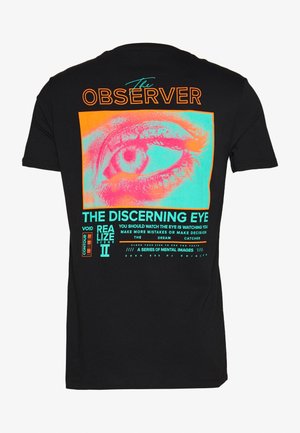 Schwarzes T-Shirt mit einem Neon-pinken und türkisfarbenen Augen-Design, betitelt "Der Beobachter", mit dem Text "Das scharfsinnige Auge" und weiteren Phrasen.