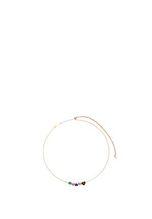 Jemný zlatý reťazový náhrdelník s piatimi farebnými drahokamami v tvare srdca v zelenej, ružovej, modrej, priesvitnej a hnedej farbe umiestnenými v strede reťaze.