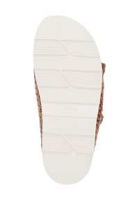 Matériau supérieur tressé en marron avec une semelle en caoutchouc blanche. La semelle présente un motif texturé et des rainures de traction pour une adhérence et une stabilité accrues.