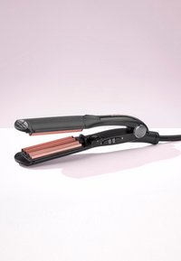 Haarglätter mit schwarzem Gehäuse und rose-goldenem Barrel-Bereich, elektronischen Steuerungen, abgerundetem Rand und Kabel. Verfügt über einen gebogenen Griff für ergonomische Nutzung.