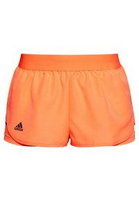 Pantalones cortos deportivos de color naranja brillante, hechos de una tela ligera, con una cintura elástica y un detalle del logo negro en el lado izquierdo.