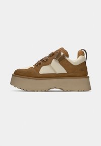 Brune semsket og kremfarget stoff sneakers med en tykk beige plattformsåle og kontrasterende snøring. Har en pull-tab ved hælen.