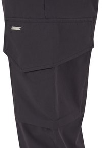 Sort stof cargo bukseben med en stor rektangulær klaplomme sikret med syning og et lille metal brandmærke.