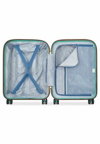 Valigia rigida con due scomparti, foderata in tessuto a righe, cinture blu, tasca in rete e quattro ruote per facilità di movimento.