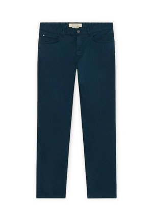 Marineblauwe slim-fit broek met knoop en ritssluiting aan de voorkant, riemlussen, en voor- en muntzakken, plat uitgespreid op een witte achtergrond.