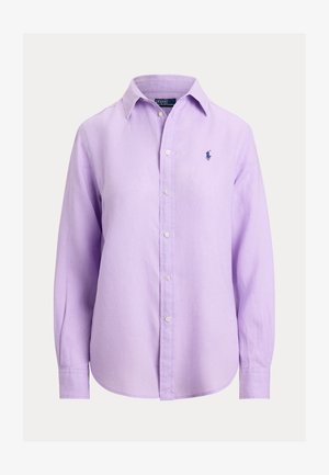 Chemise lavande à manches longues avec boutons, col pointu et petit logo sombre sur le côté gauche de la poitrine.