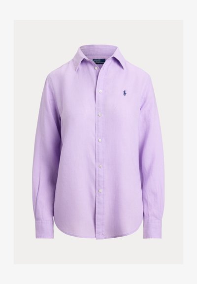 Μπλούζα με μακριά μανίκια σε λεβαντί χρώμα, με κουμπιά και μυτερό γιακά, καθώς και μικρό σκουρόχρωμο λογότυπο στο αριστερό στήθος.