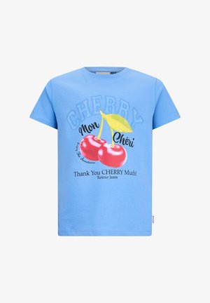 Jasnoniebieska koszulka z dwoma czerwonymi wiśniami i napisem "CHERRY Mon Chéri Thank You CHERRY Much! Retour Jeans" na przodzie.