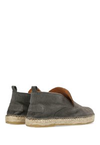 Scarpe slip-on in suede grigio con interni in pelle, suola in juta espadrille e dettagli intagliati sui lati.