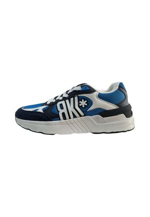 Scarpa da ginnastica atletica blu, nera e bianca con lacci bianchi e suola spessa bianca, con testo in grassetto "BK*" sul pannello laterale.