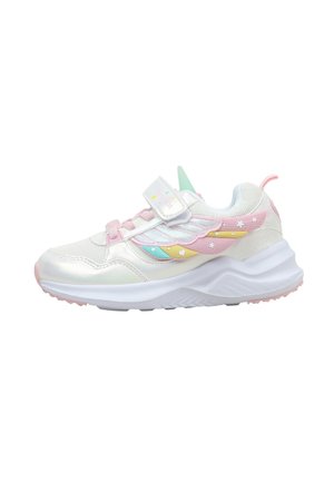Zapatilla infantil blanca y rosa con diseño de ala en tonos pastel, patrones de corazón y estrella, cierre de velcro y suela blanca gruesa.