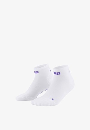Weiße Knöchelsocken mit einem strukturierten Design und lila Branding am Bündchen. Zu den Merkmalen gehören eine enge Passform und ein verstärkter Zehenbereich.