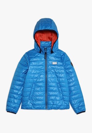 Pikowana kurtka ocieplana sięgająca do kolan w jaskrawym niebieskim kolorze z czerwonym wnętrzem, zapinana na zamek błyskawiczny, z dwoma bocznymi kieszeniami; posiada kaptur i pikowany wzór.