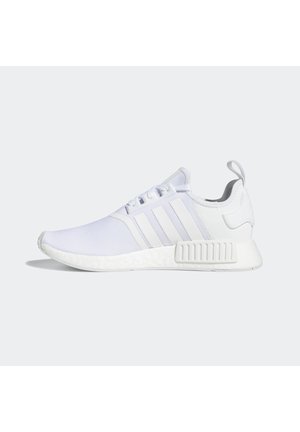 Weißer flacher Sportschuh mit Mesh-Obermaterial, drei seitlichen Streifen, gepolsterter Sohle und Zuglasche an der Ferse, nach rechts gerichtet auf neutralem Hintergrund.