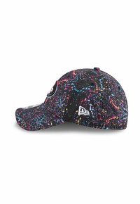 Baseballkappe mit schwarzem Hintergrund, die ein lebhaftes Spritzmuster in Pink, Blau und Gelb zeigt. Logo und weiße Stickdetails sichtbar.
