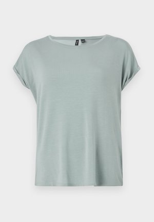 Šviesiai žalia marškinėliai su laisvu siluetu, trumpomis sukamuotomis rankovėmis ir apvalia iškirpte. Minkšta, lygi tekstūra su šiek tiek laisvu dizainu.