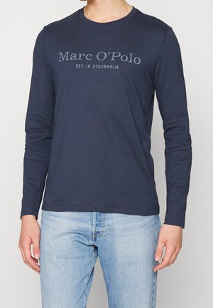 Langærmet, mørkeblå t-shirt i bomuld med rund halsudskæring og printet tekst "Marc O'Polo EST. IN STOCKHOLM" på forsiden.