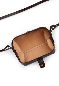 Borsa a tracolla in pelle marrone con forma rettangolare, base piatta, esterno liscio e interno di un chiaro color sabbia; dotata di una tracolla e accessori in ottone.