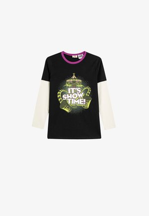 Sort langærmet T-shirt med hvide ærmer, der har et grafisk print i grøn og lilla med teksten "It's Show Time!" i et cirkus-tema design.