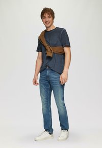 QS GEWASCHENES  MIT RUNDHALSAUSSCHNITT - T-Shirt basic - tiefblau