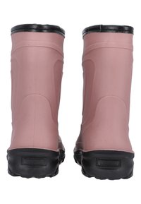 Bottes en caoutchouc roses avec une texture lisse, accents noirs en haut et à la semelle, et hauteur mi-mollet. Elles présentent un bout rond et des détails minimalistes.