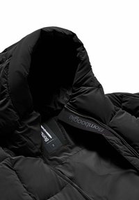 Zwarte gewatteerde bomberjack met een hoge kraag, voorzien van een gladde, glanzende textuur. Inclusief merklabel en interne mesh-details.