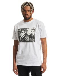 Fehér pamut póló, fekete-fehér grafikai nyomattal, amin két személy látható, az egyik mikrofont tart a kezében, a "Beastie Boys" felirattal.