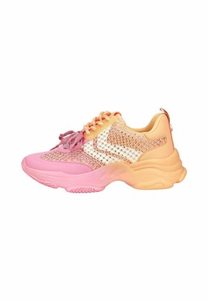 Baskets épaisses en rose et pêche avec une superposition en mesh, motif chevron blanc et lacets roses.