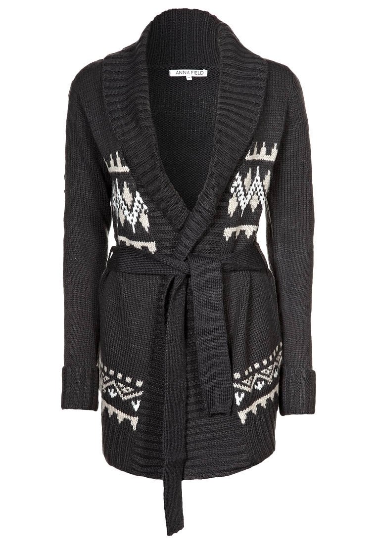 Czarny sweter na drutach z kołnierzem typu szal, ozdobiony białymi geometrycznymi wzorami, z paskiem do wiązania w talii oraz ściągaczami na rękawach dla kontrastu faktur.