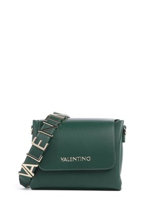 Borsa a tracolla in pelle verde con patta a pieghe, logo "VALENTINO" in tono oro e tracolla spessa con lettere ritagliate.
