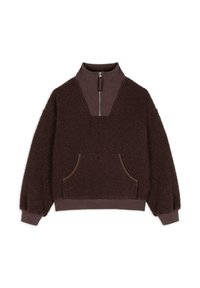 Ruskea fleece-pulloveri, jossa on korkea kaulus, puolivetoketju edessä ja etutaskut. Sisältää teksturoitua kangasta sekä ribbireunat hihansuissa ja helmassa.