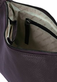 Bolso de cuero morado con un exterior texturizado, que cuenta con cierre de cremallera. Interior forrado con tela beige, incluyendo un pequeño bolsillo con cremallera.