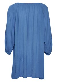 Top blu loose-fit con maniche a tre quarti, caratterizzato da un tessuto testurizzato, dettaglio arricciato all'collo e orlo dritto.