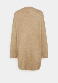 Beige pletený svetr, měkká textura, oversized střih, široké rukávy, žebrovaný lem a design na zadn�í straně. Žádné viditelné zapínání nebo ozdoby.