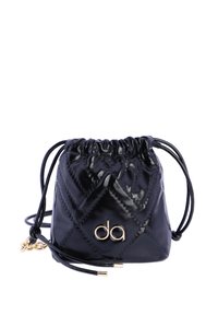 Bolso de cubo negro y brillante, hecho de material acolchado con cierre de cordón, que presenta un acento dorado con el logo y tirantes finos.