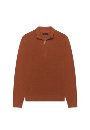 Rūsas krāsas garroku džemperis ar pusritentiņu un stāvošu apkakli, izgatavots no adīta auduma, klāts plakni uz baltas virsmas.