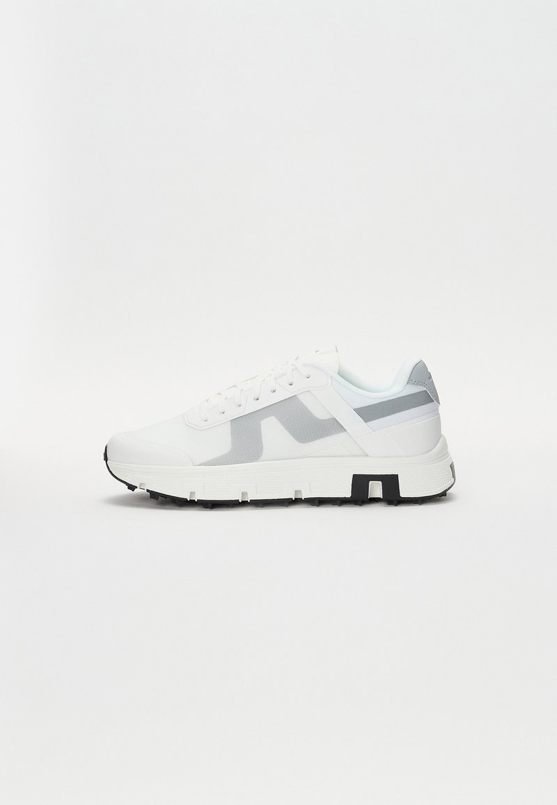 Baltie sporta kedas ar pelēkiem akcentiem, strukturētu virsu, biezu zoli un kontrastējošu melnu papēdi. Šņorēšanas dizains ar sieta paneļiem.